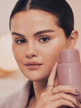 NEW Rare Beauty by Selena Gomez 
Find Comfort Niacinamide Hydrating Body Lotion